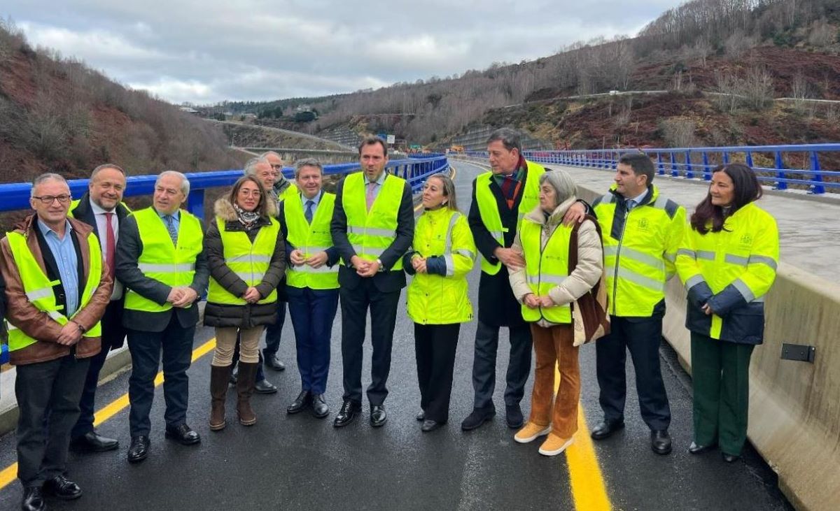 Imagen de la visita de Óscar Puente al viaducto O Castro en la A-6. Fotos y vídeo: Ministerio de Transportes y Movilidad Sostenible