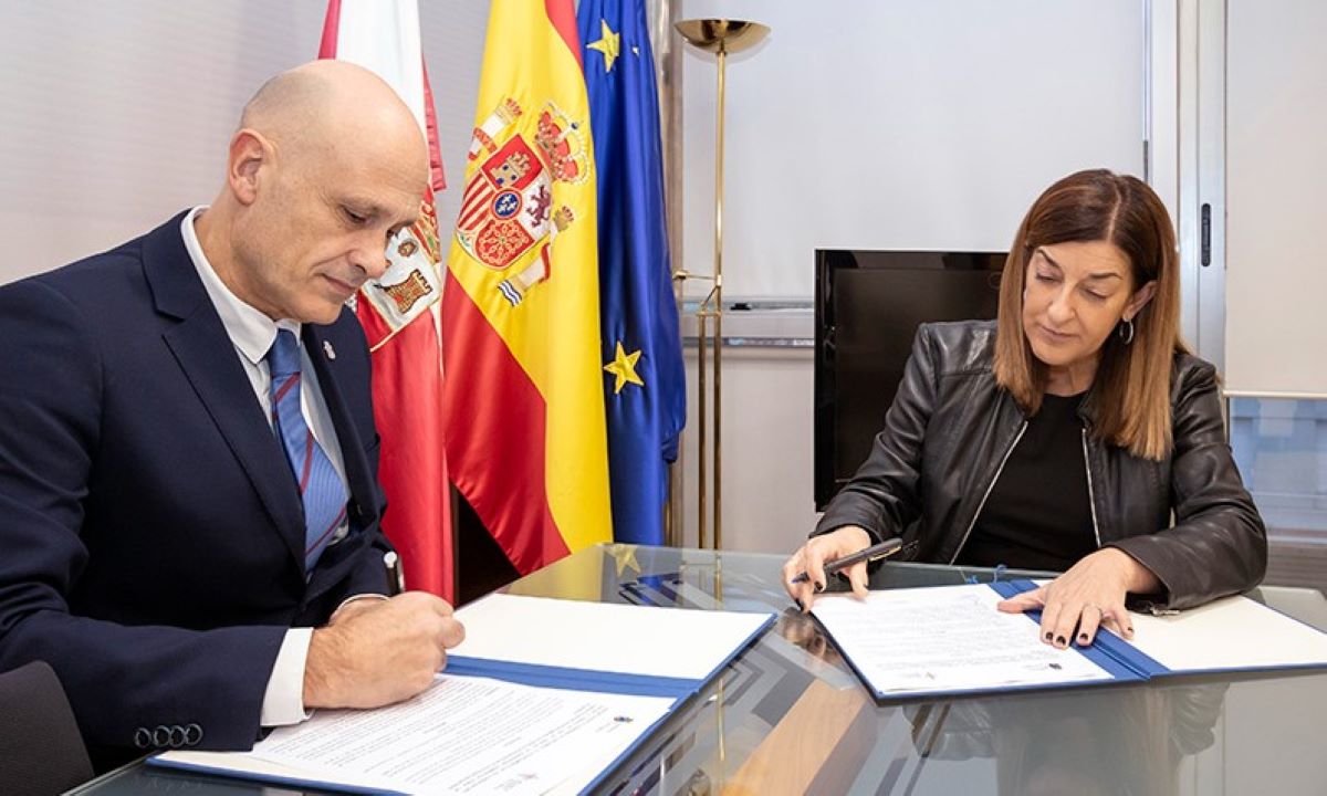 María José Sáenz de Buruaga y Julio Arranz durante la reunión celebrada en el Gobierno. Foto: José Cavia/Gobierno de Cantabria