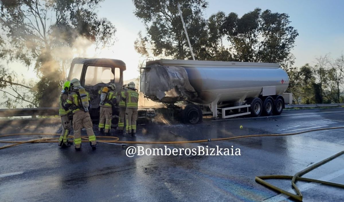 Imagen del camión incendiado. Foto: @BomberosBizkaia