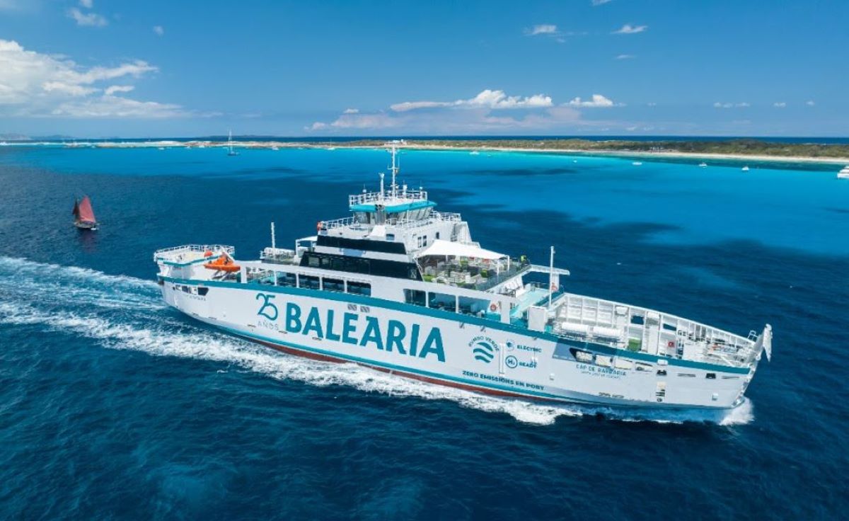 Imagen del ferry eléctrico-Cap de Barbaria de Baleària