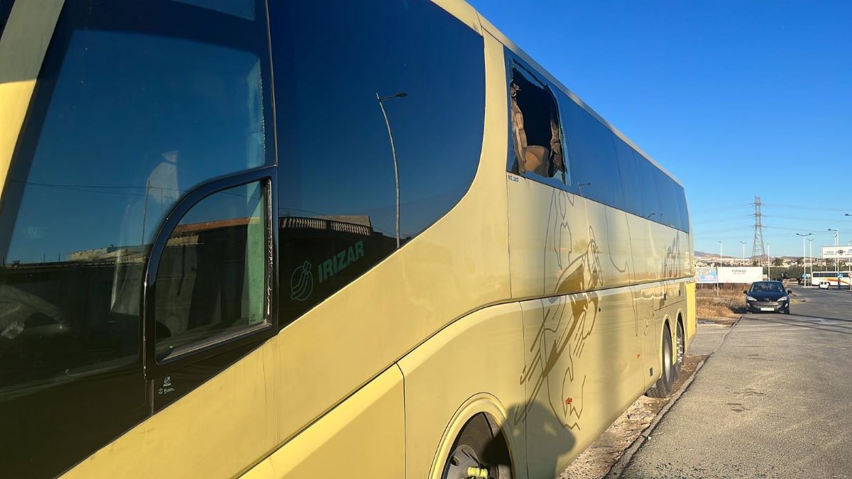 Imagen del exterior del autobús de la empresa Autocares López que sufrió el ataque. Fotos: DIREBÚS