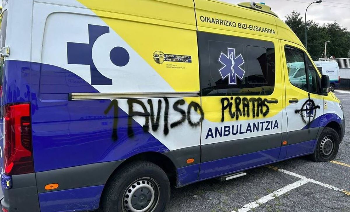 Imagen de pintadas en una ambulancia, Foto de archivo