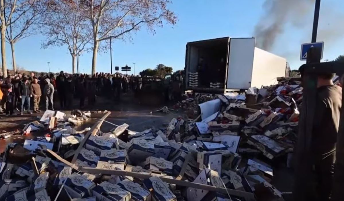 Imagen de ataques a camiones españoles ayer en Francia. Foto: Redes sociales