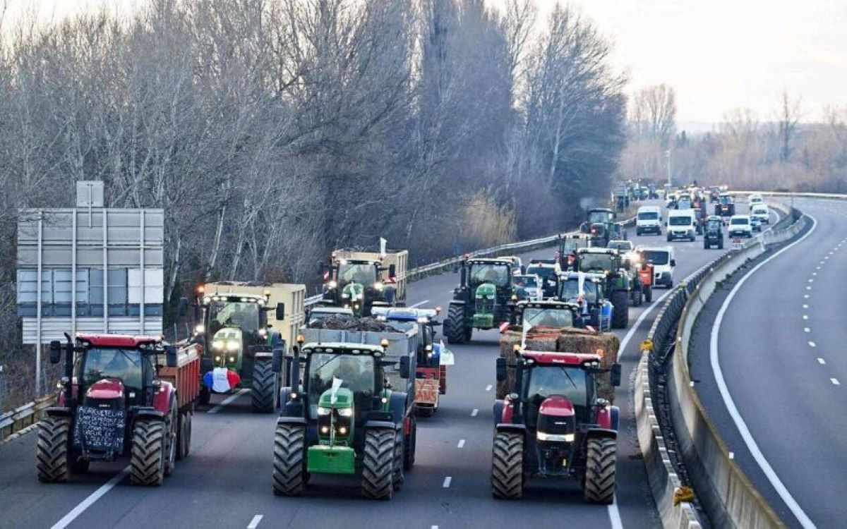 Imagen del bloqueo de tractores en una autopista francesa. Foto: Agencias