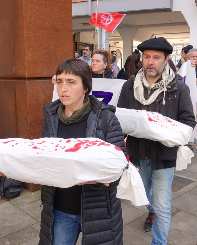La masacre de niños en Gaza, muy presente en la movilización.  Foto:  Gotzon Aranburu