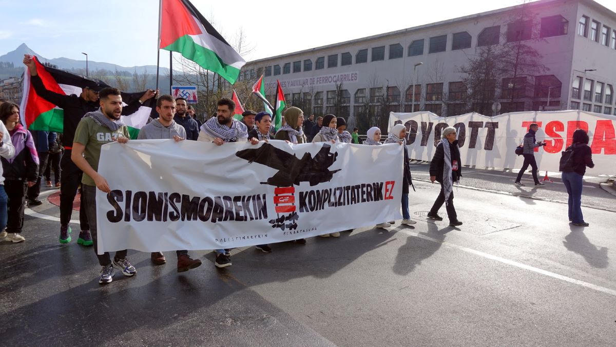 La cabeza de la movilización pasa ante la sede de CAF. Foto: Gotzon Aranburu