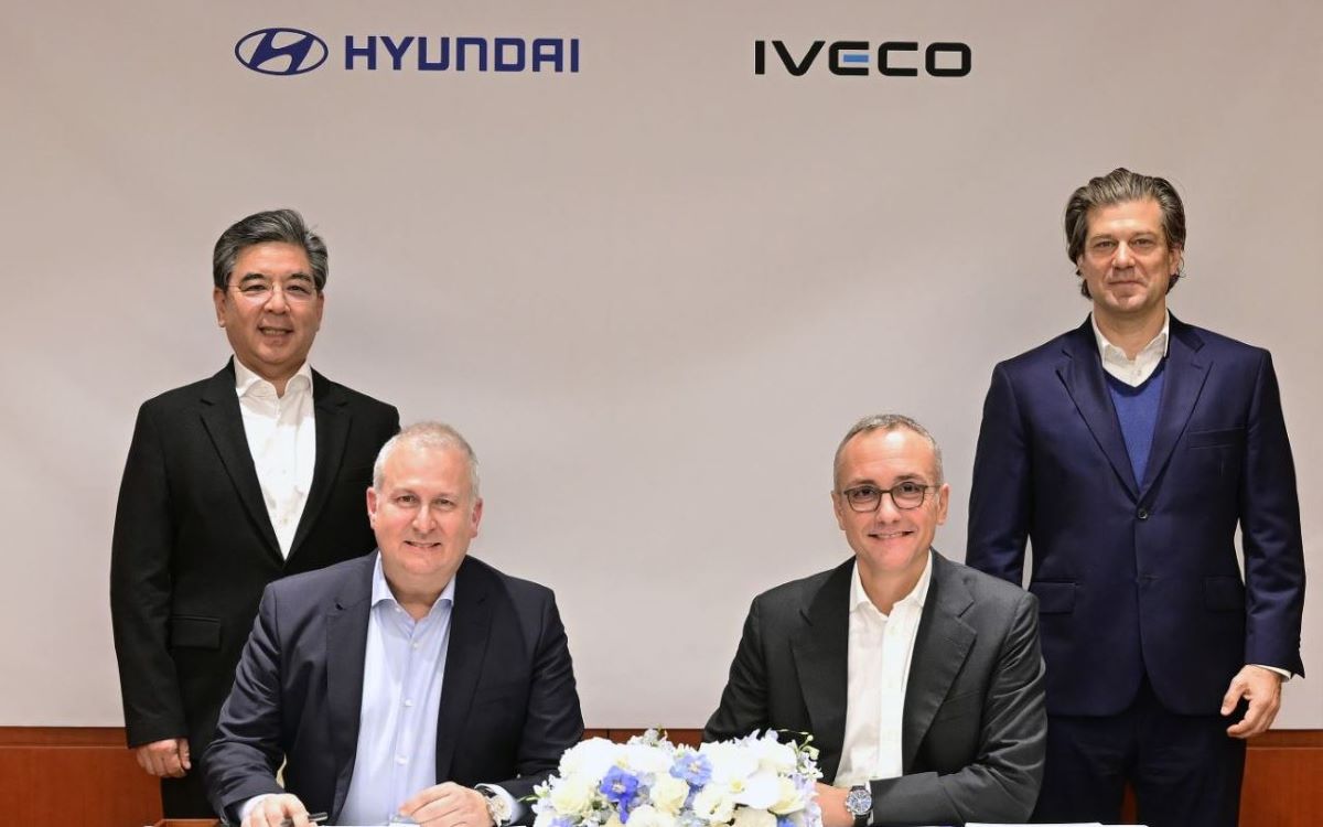 Imagen de la firma del acuerdo entre Hyundai Motor Company e Iveco Group. Foto: Iveco Group