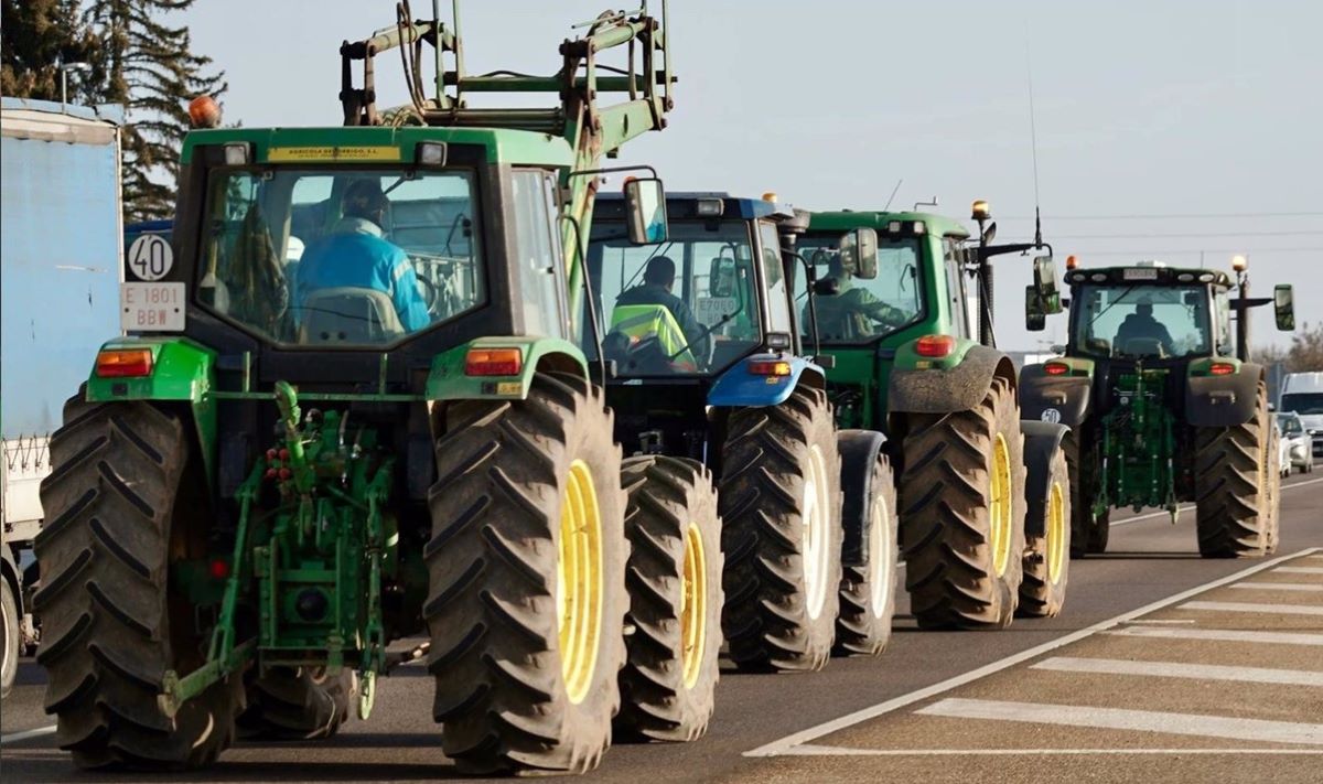 Columna de tractores. Foto: Protección Civil
