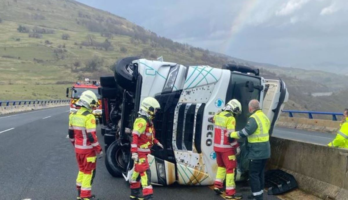 Imagen del camión volcado por el viento. Foto: Europa Press