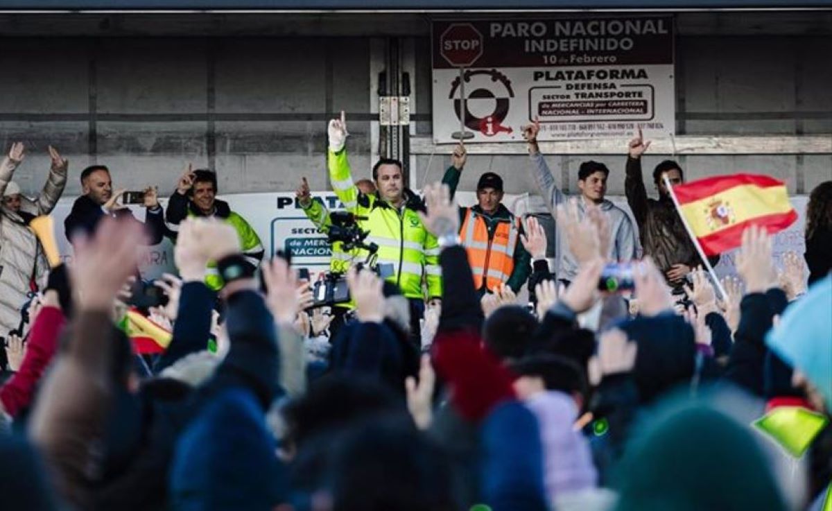 Imagen de la votación de la Plataforma en Defensa del Sector del Tranpsorte en el desscampado del Wanda. Foto: Europa Press