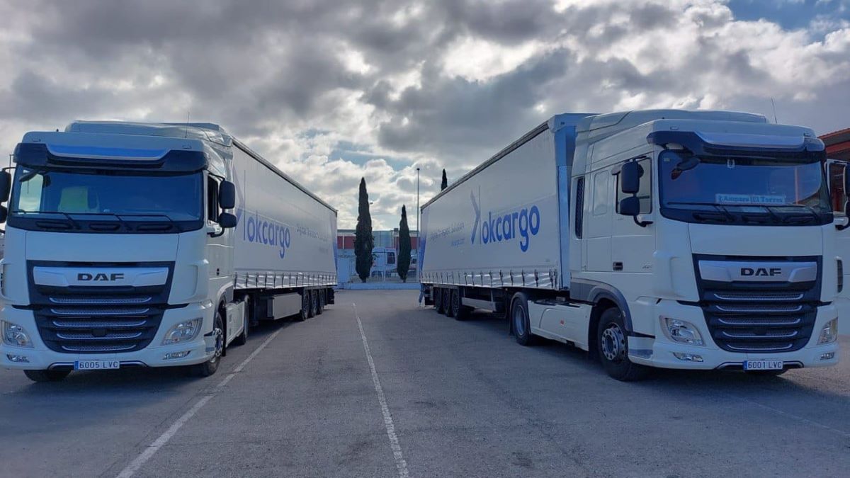 Imagen de camiones estacionados con lona de OKCargo. Foto: OKCargo