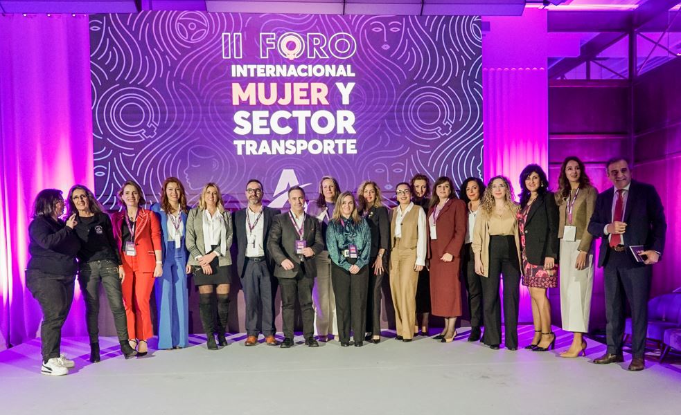 Imagen de las personas participantes en el II Foro Internacional Mujer y Sector Transporte organizado por Andamur. Fotos y vídeo Andamur