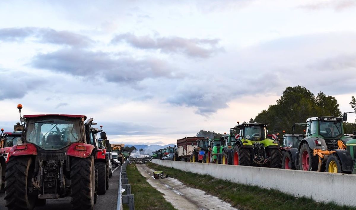 Agricultores con sus tractores cortan la AP-7 a la altura de Pontós. Foto: Glòria Sánchez-Europa Press