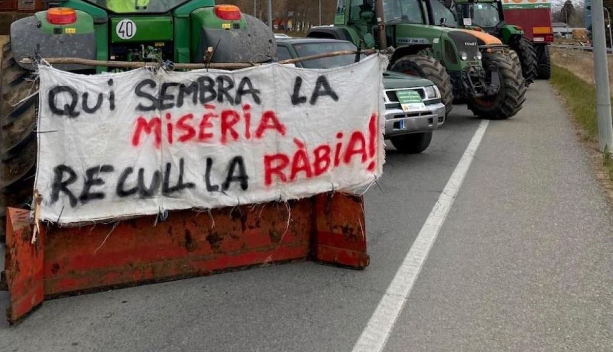 Imagen de un bloqueo de agricultores en Cataluña. Agencias