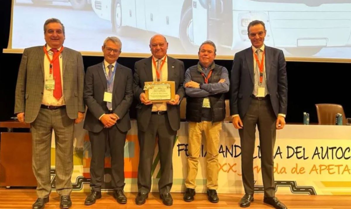 De izquierda a derecha: Jesús Miron, Vázquez Olmedo (Presidente Apetam), Gerardo Díaz (ex presidente de la CEOE), Julio Muñoz-Reja (Secretario General SLT) y Rafael Barbadillo (Presidente CONFEBUS). Foto: SLT