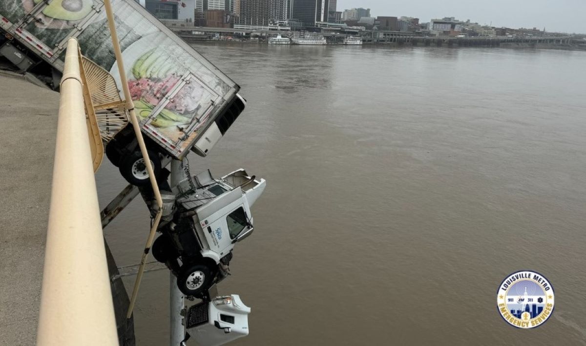 Imagen del camión colgando del puente. Foto: Louisville Metro Emergency Services