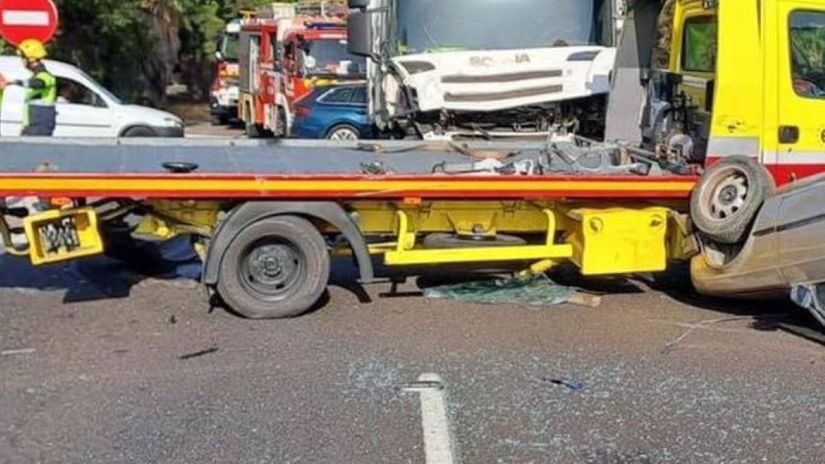 Imagen de un accidente con una grúa de auxilio en carretera. Foto de archivo
