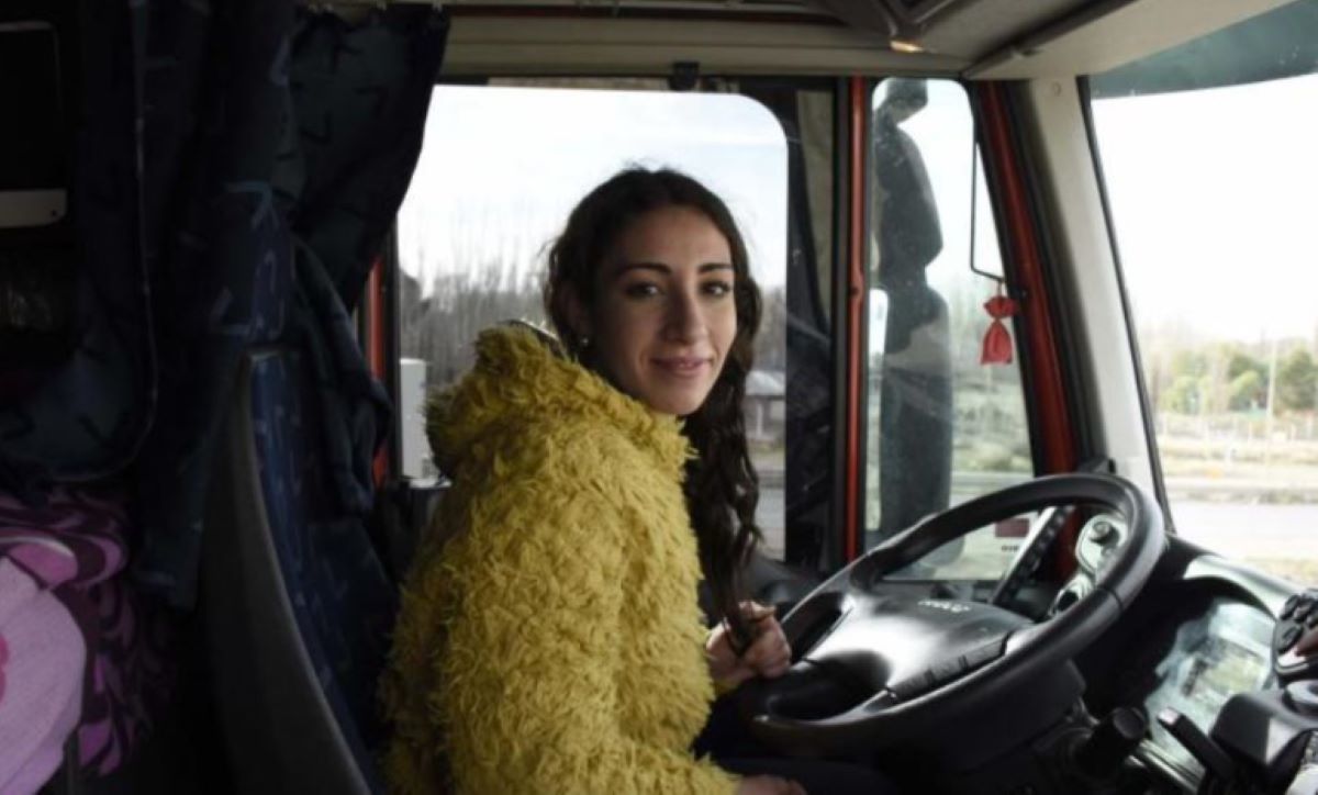 Imagen de una mujer al volante de un camión. Foto de archivo