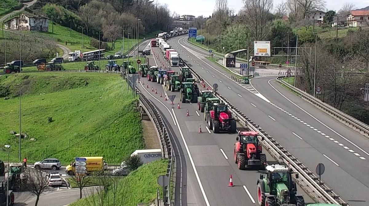 Imagen del bloqueo de agricultores y ganaderos de la AP-8. Foto de archivo
