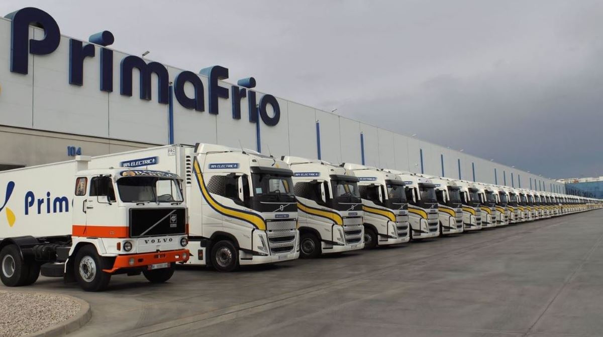 Imagen de los camiones Volvo en la sede de Grupo Primafrio. Fotos Volvo Trucks
