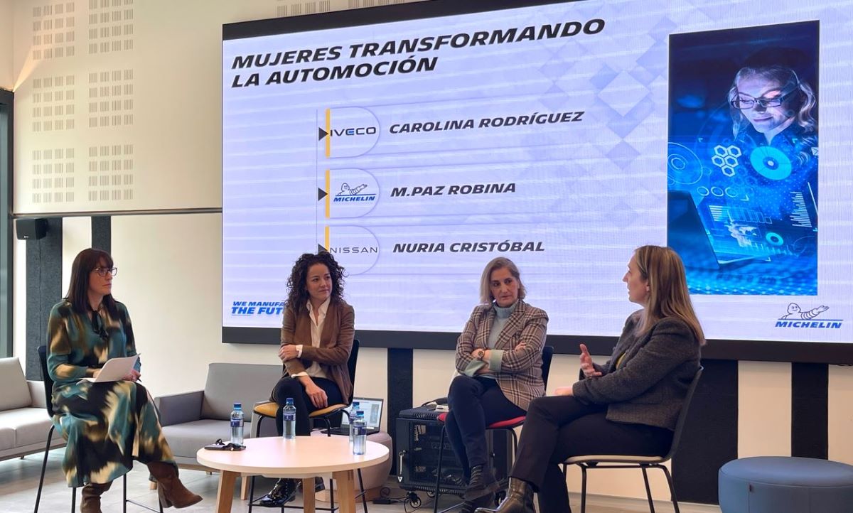 Imagen de María Paz Robina, Carolina Rodríguez Alonso y Nuria Cristóbal en la mesa redonda "Mujeres transformando la automoción. Fotos Michelin