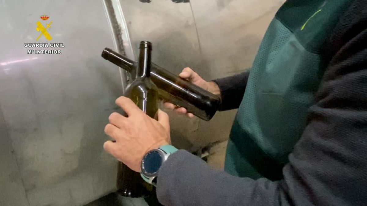 Imagen de botellas de vino falsificado. Foto y vídeo Guardia Civil