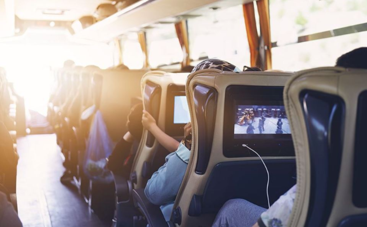 Imagen de pasajeros en un autobús de transporte discrecional. Foto de archivo