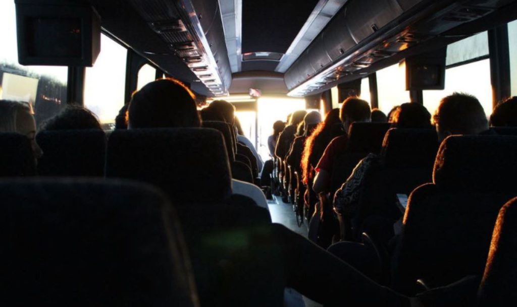 Imagen de pasajeros de un autobús. Foto de archivo