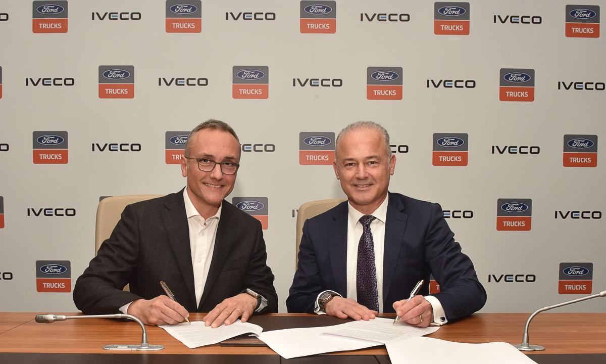 Imagen de la firma del acuerdo entre Ford Trucks e Iveco. Foto
