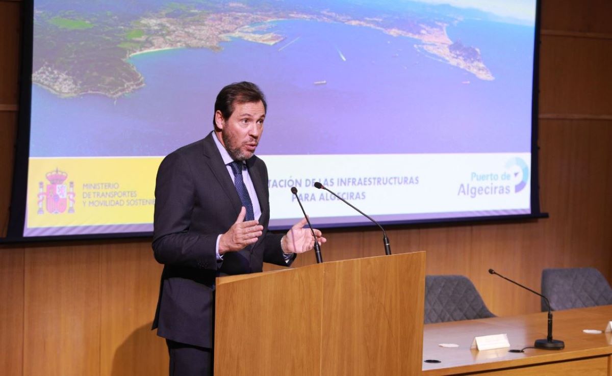 El ministro de Transportes y Movilidad Sostenible Óscar Puente, durante su intervención en Algeciras. Fotos