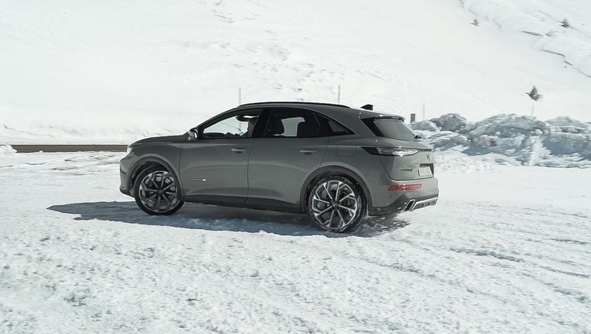 Imagen del neumático MICHELIN CrossClimate en el DS 7 E-TENSE 4×4. Fotos: Michelin