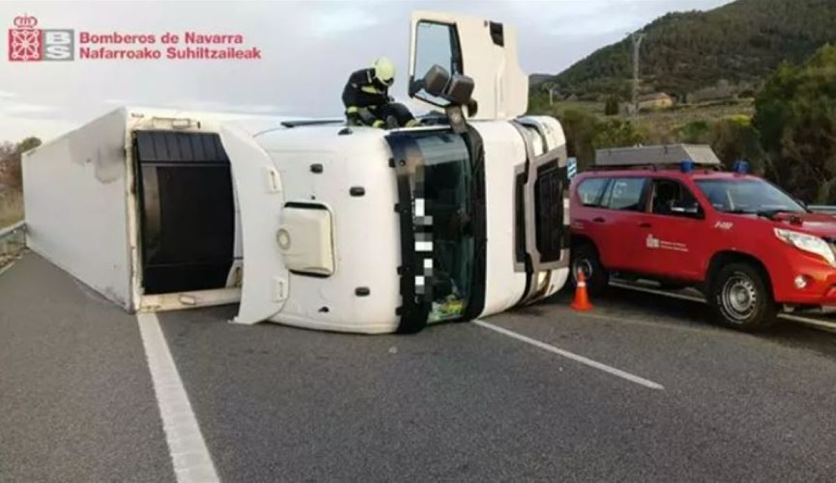 Imagen del camión volcado en la A-12. Foto: Bomberos de Navarra