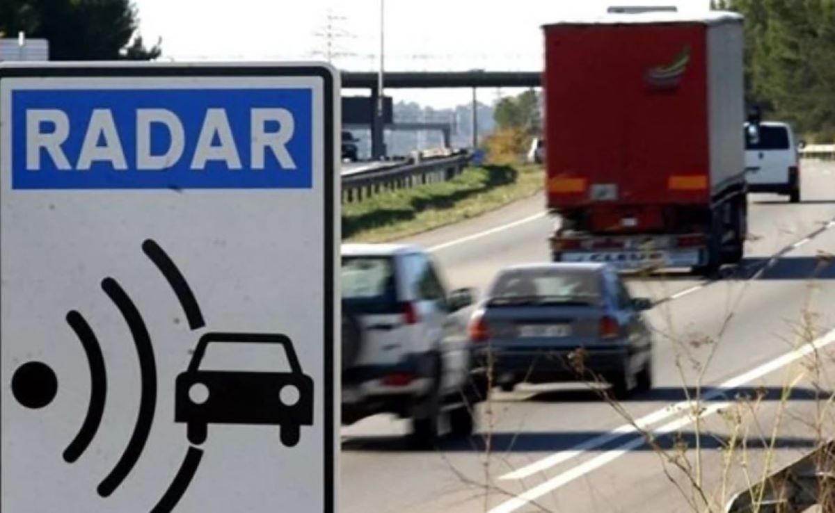 Imagen de un radar en una carretera. Foto de archivo