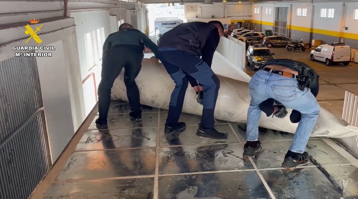 Imagen del doble fondo del techo de uno de los semirremolques. Foto: vídeo Guardia Civil