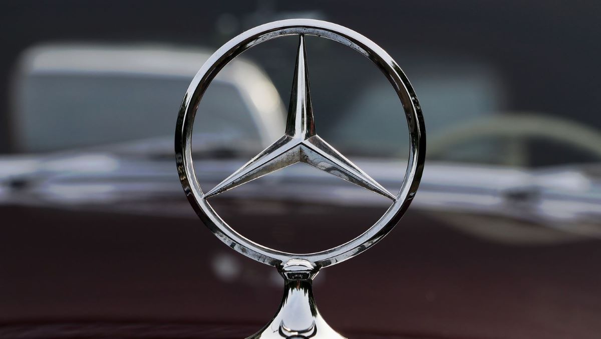Imagen del emblema de Mercedes-Benz. Foto de archivo