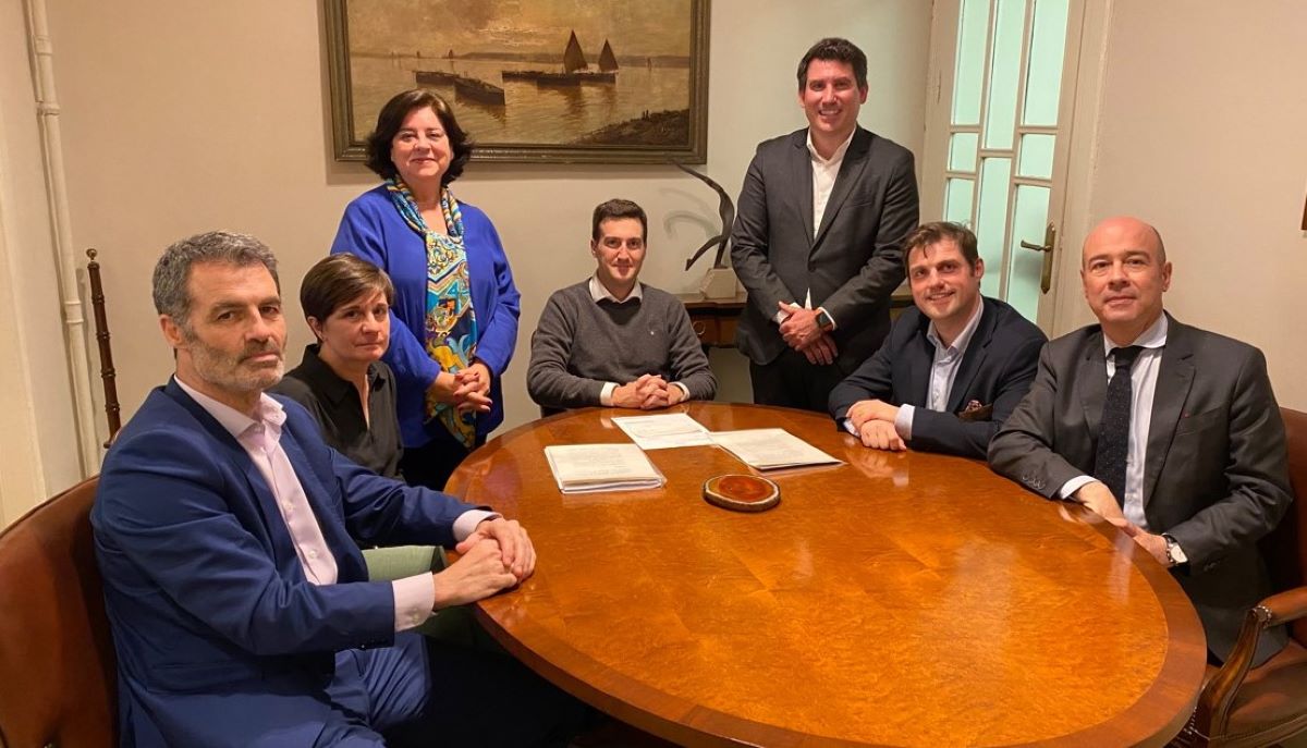 Imagen de la firma de la adquisición del terreno. Foto: FM Logistic