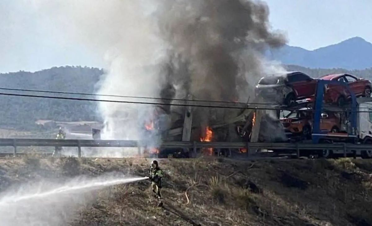 imagen del incendio del camión: Foto: Bomberos del CEIS
