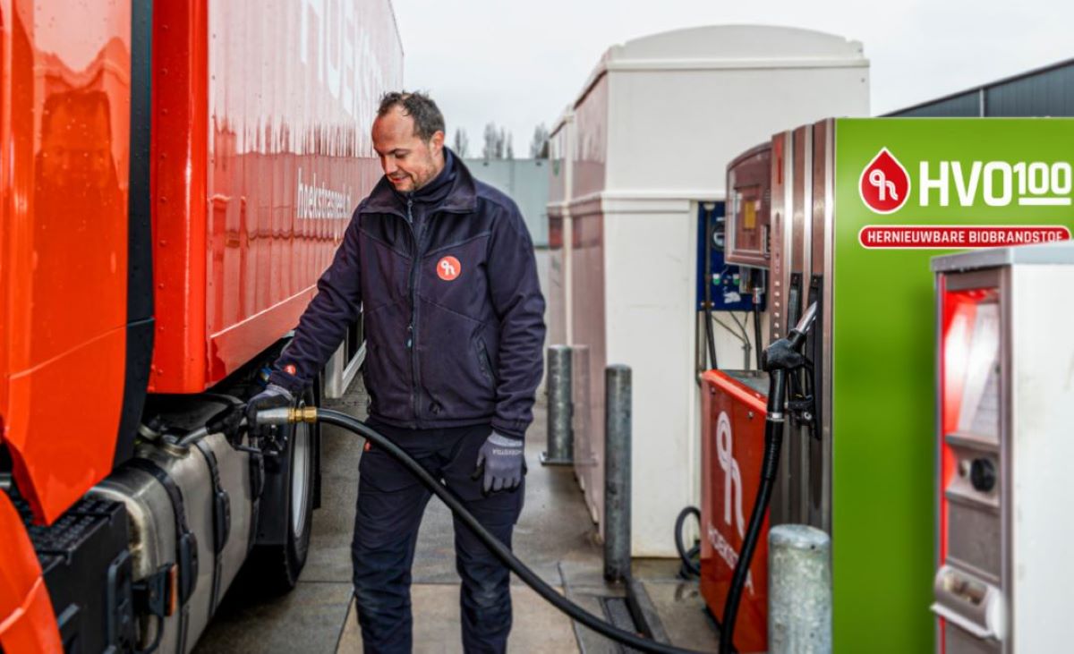 Imagen de repostaje del biocombustible HVO100. Foto: TLN