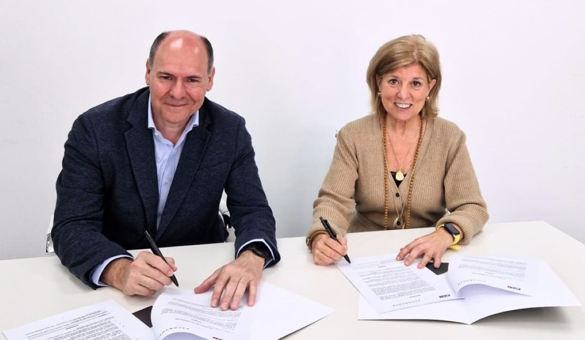Alberto Liz, CEO de BCA España, y Marta Blázquez, presidenta de Faconauto. Foto: Faconauto