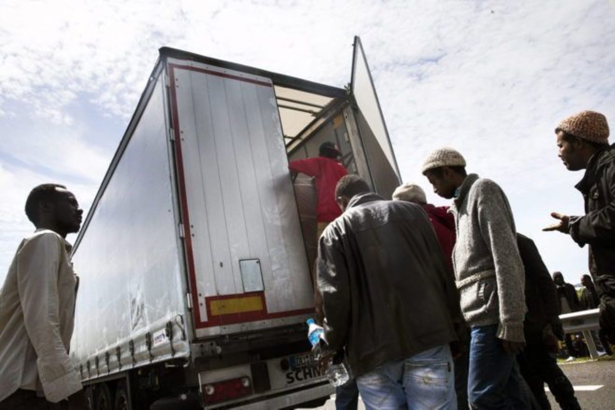 Imagen de migrantes subiéndose a camiones con destino al Reino Unido. Foto de archivo