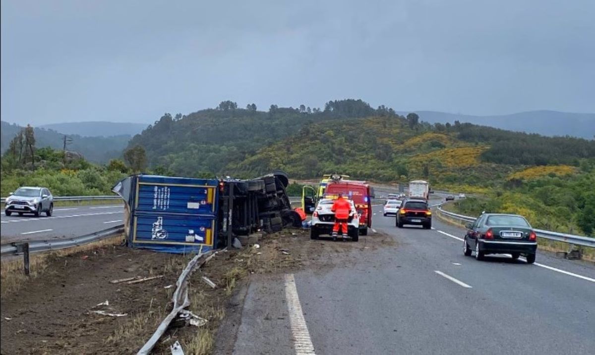 Imagen del camión accidentado. Foto: Guardia Civil