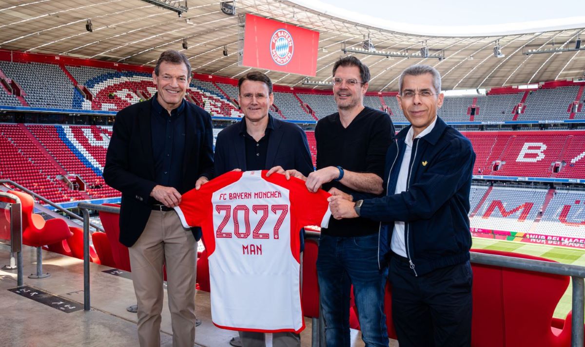 De izquierda a derecha: Andreas Jung, director de marketing del FC Bayern, Alexander Vlaskamp, presidente de la junta directiva de MAN Truck & Bus, Dr. Marc Langendorf, director de marketing y comunicación de MAN Truck & Bus y el Dr. Michael Diederich, vicepresidente de la junta directiva del FC Bayern. Fotos y vídeo: MAN Truck & Bus