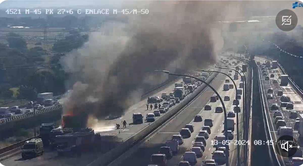 Imagen del incendio del camión. Foto: DGT