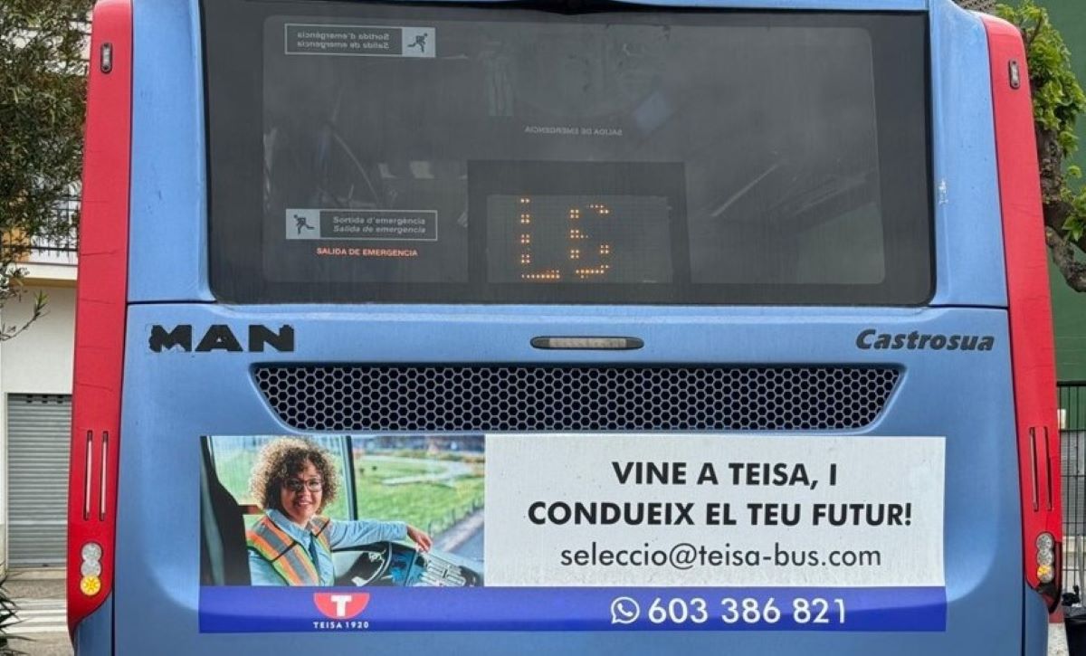 La oferta laboral de TEISA, publicada en la parte posterior de un autobús. Foto: TEISA