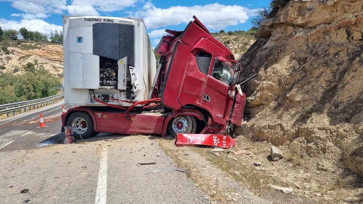 Estado en el que ha quedado el camión. Foto: Guardia Civil