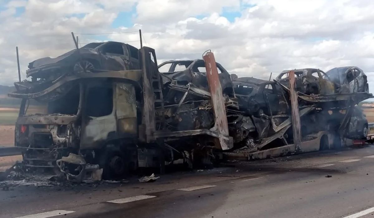 Imagen del camión calcinado. Foto: Bomberos DPT