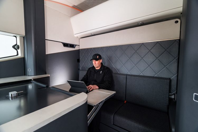 Kenworth diseñó el SuperTruck 2 para la comodidad del conductor, que incluye áreas separadas para dormir y sentarse con mesa giratoria