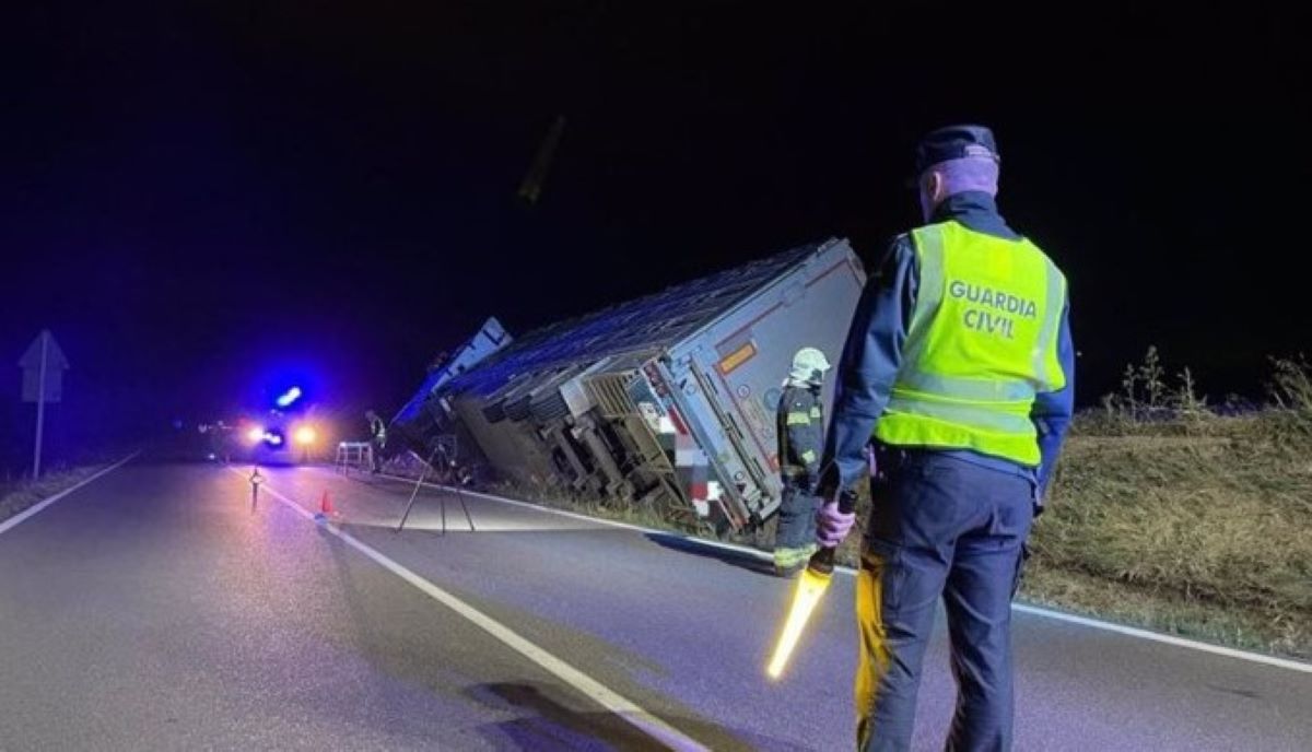 Imagen del camión accidentado. Foto: Guardia Civil de Navarra