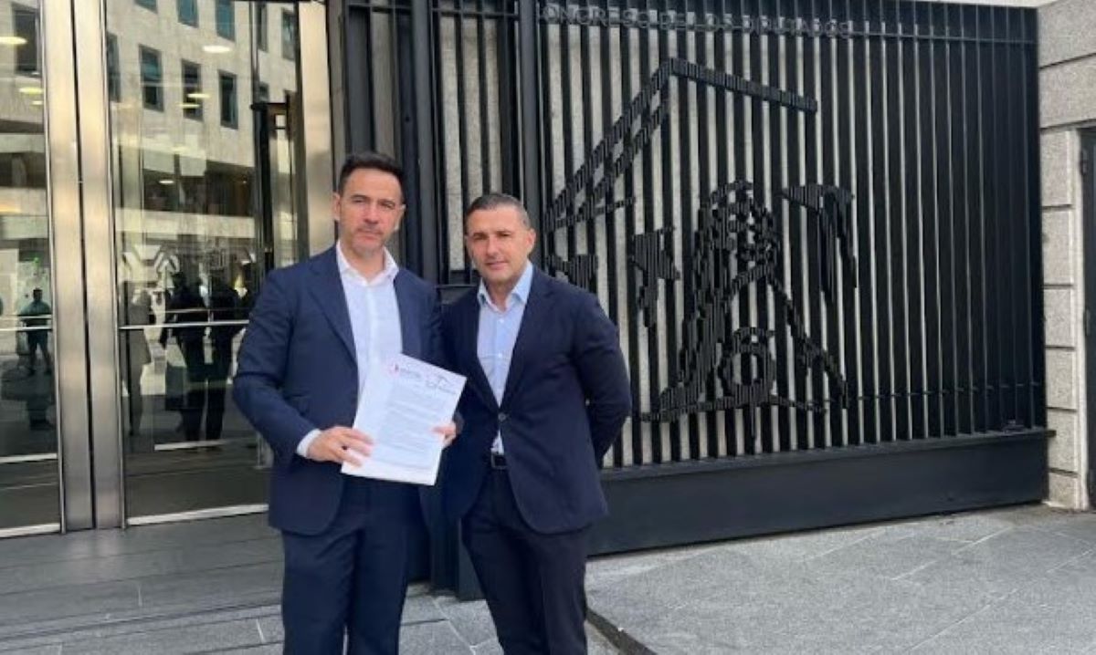 Imagen de Luis A. Pedrero, presidente de ANETRA y Alfonso Taborda, presidente de DIREBÚS, en la presentación de la propuesta
