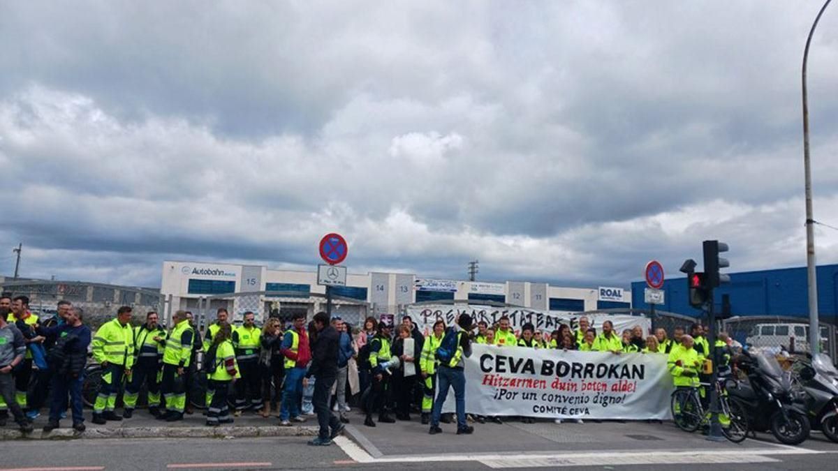 Imagen de la concentración de la plantilla de Ceva Logistics. Foto: ELA